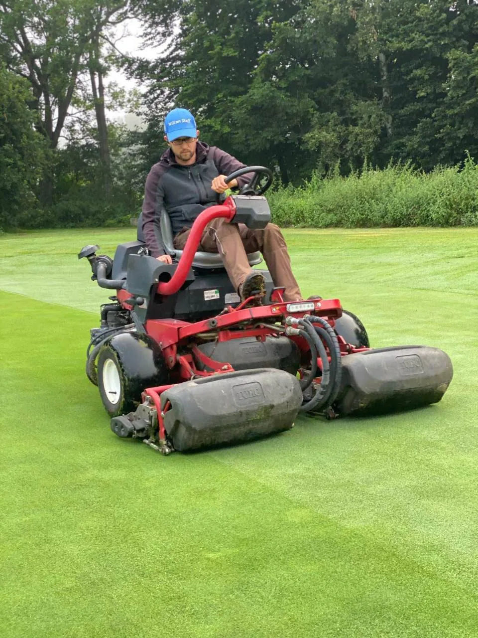 Greenkeeper koszący green maszyną wrzecionową